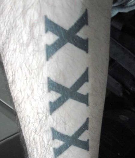 小腿上3个黑灰色字母X纹身图案