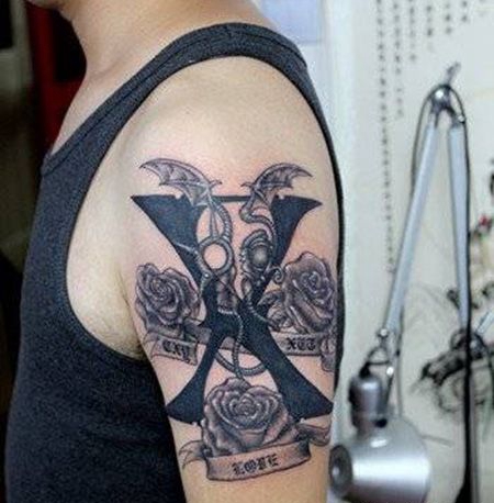 手臂上霸气的玫瑰花和X纹身图案
