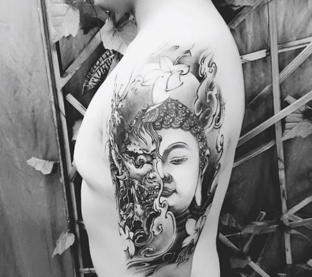 诡异的黑灰色佛魔图案大臂纹身