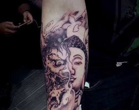 小臂上诡异的半佛半魔图案纹身