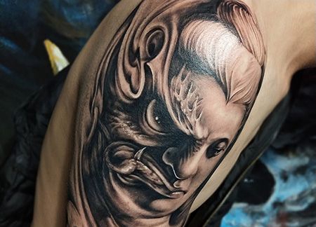 大臂经典的灰黑色佛魔纹身图案