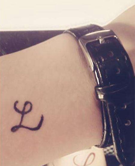 小臂单字母L简约纹身图案