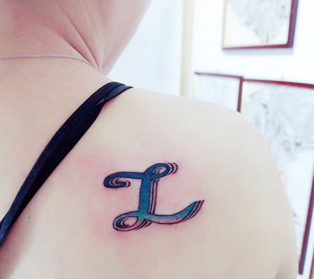 美女香肩创意字母L纹身图案
