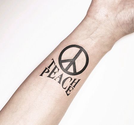 小臂正面反战标志纹身图案