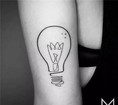手臂灰黑色灯泡简笔画线条纹身