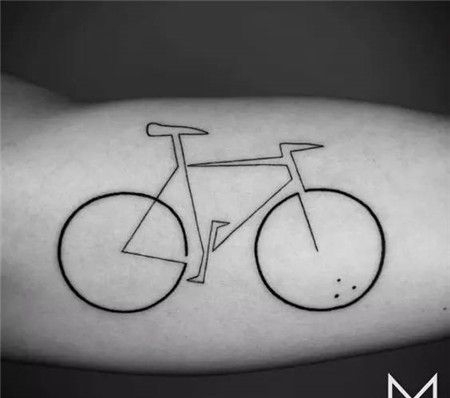 简约的自行车简笔画线条纹身