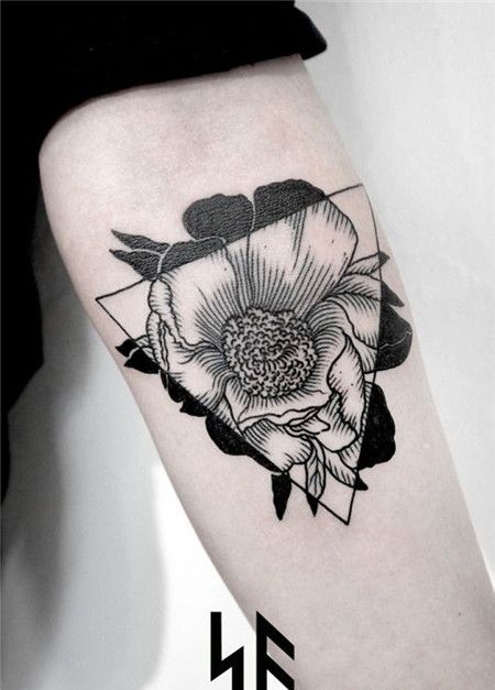 小臂三角形花朵纹身图案