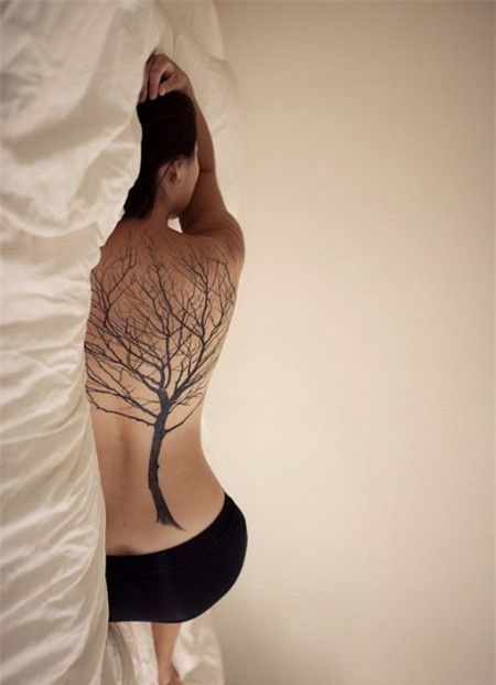 女生背部性感的树纹身图片