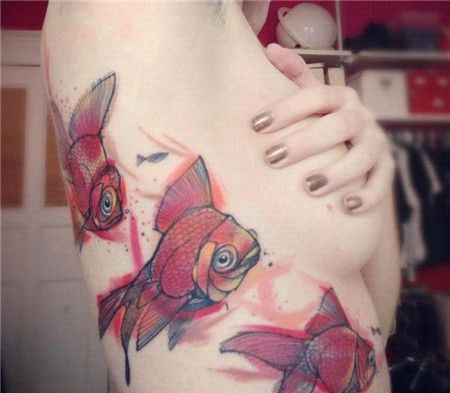 侧胸精美鲤鱼纹身图案