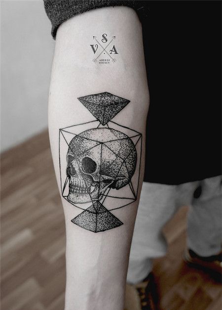 小臂几何骷髅图案纹身
