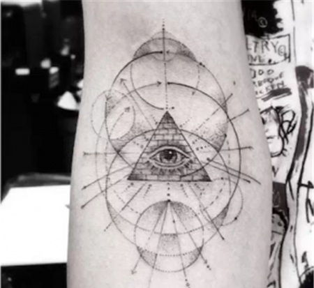 手臂上帝之眼几何纹身图案