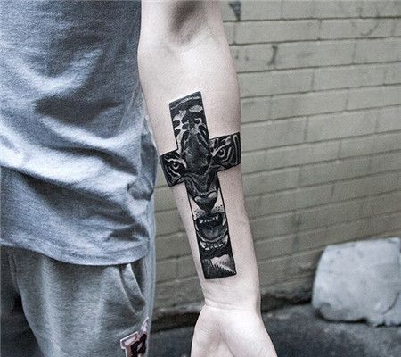小臂十字架内虎头帅气纹身