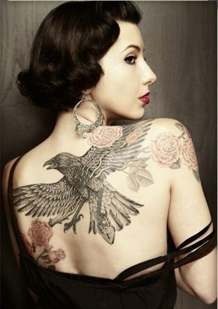 成熟美女背后老鹰与玫瑰纹身