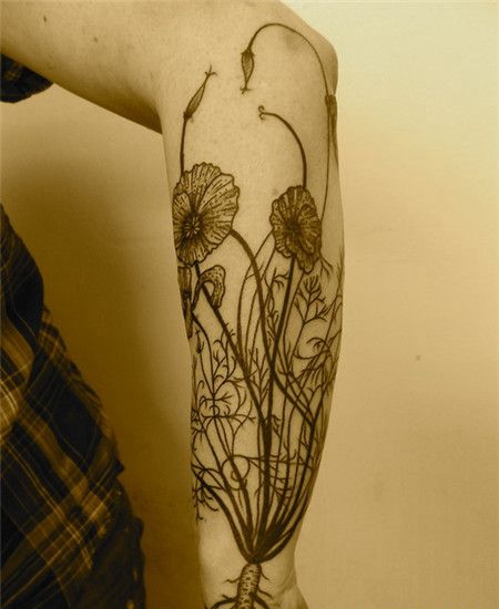 手臂黑色罂粟花纹身图片