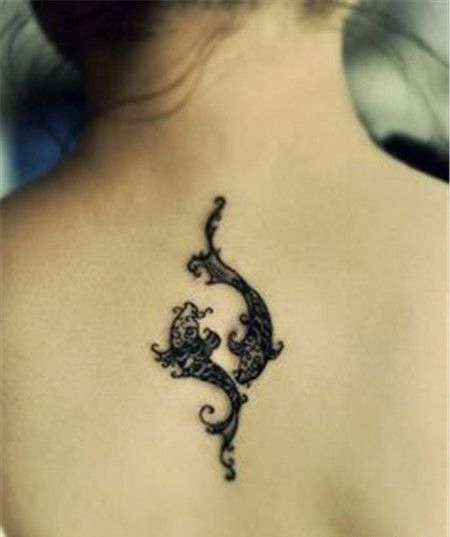 女生背部两条鱼纹身图片