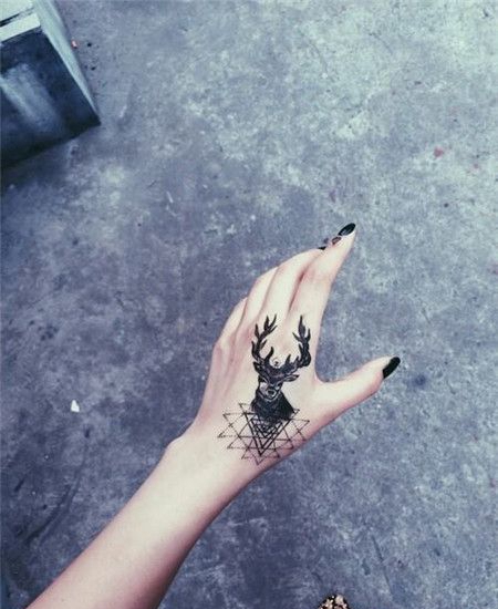 女生虎口手背麋鹿纹身图片
