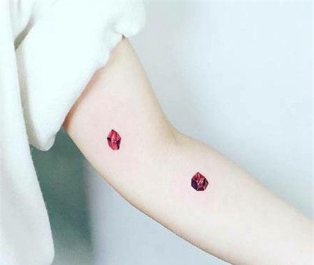女生手臂红色宝石纹身图片