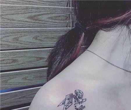 性感锁骨外星人纹身图案