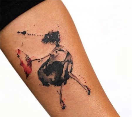 手臂水墨风拿着雨伞的女人纹身图案