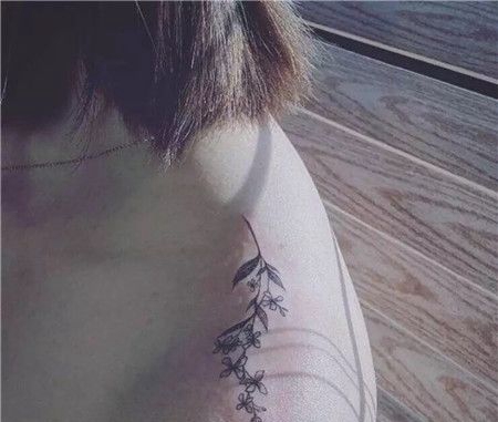 肩膀清新树叶纹身图案