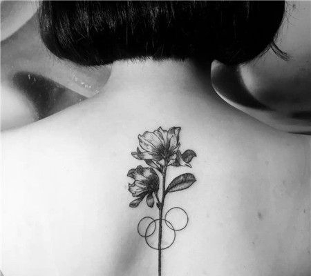 女生背部花朵和圆圈纹身图片