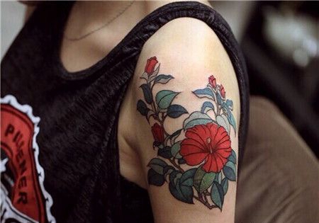 女生大臂杜鹃花纹身图案
