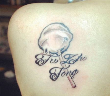 肩膀英文花朵刺青图案