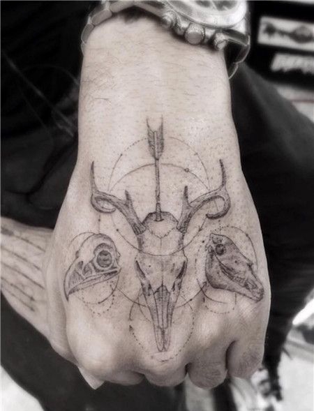 手背骷髅羊头纹身图片