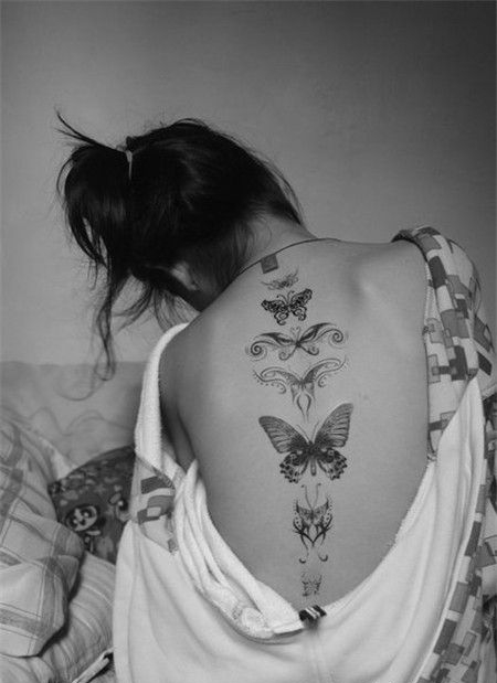 美女性感背部脊柱蝴蝶纹身