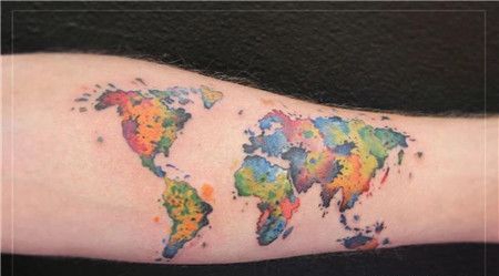 外国人手臂彩色世界地图纹身图片