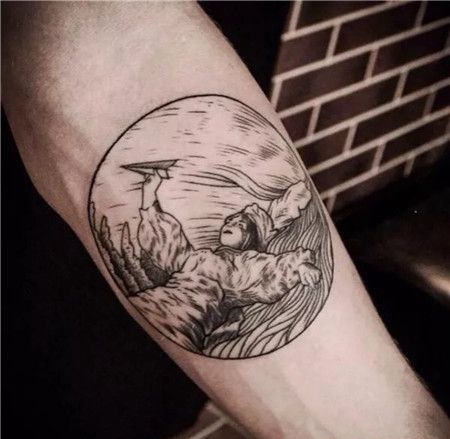 男士手臂拿着纸飞机的小孩圆形纹身图片