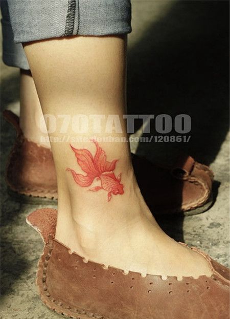 休闲女生脚踝红色金鱼纹身图案