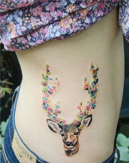 女生侧腰可爱母鹿图案纹身