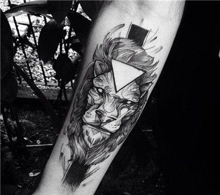 男人手臂凶猛的狮子纹身图案