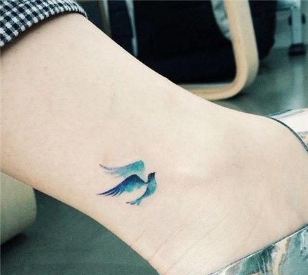 青春时尚女生脚踝蓝色飞鸟纹身图片