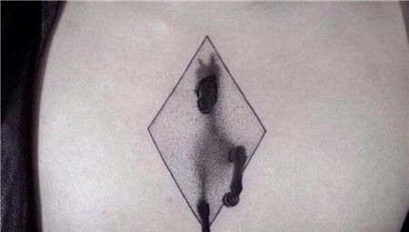 男生胸前菱形和马纹身图案
