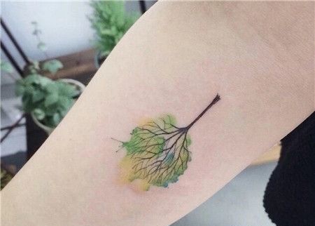 女生手臂水墨树纹身图片