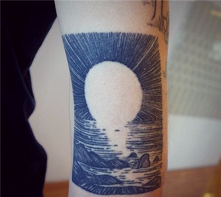 男子手臂海边日出个性纹身