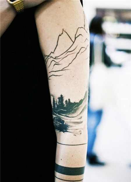 少年手臂水墨风格山脉纹身