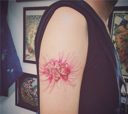 普通年轻男生手臂花朵纹身图案