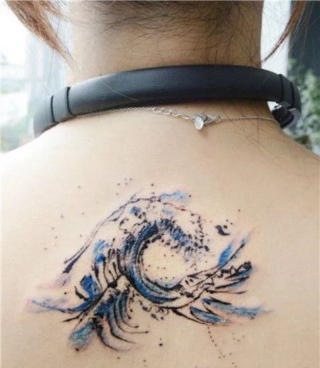 非主流美女背部水彩海浪纹身图片