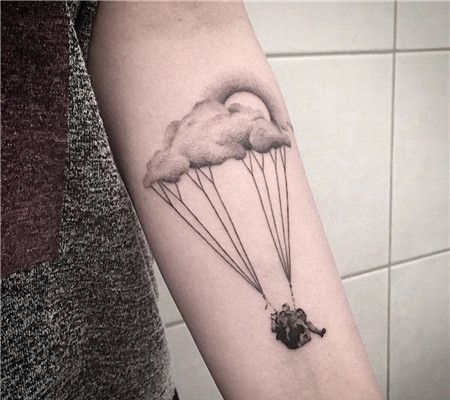 手臂创意云降落伞纹身图片