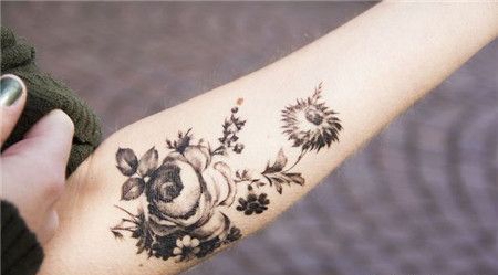 手臂上黑色玫瑰花特写纹身