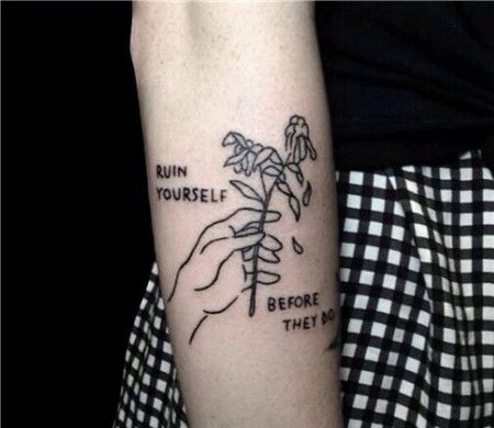 格子裙美女手臂握草纹身图案