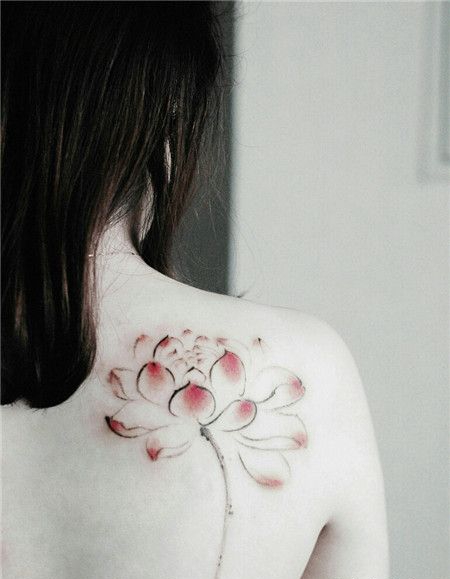 性感美女肩后红色莲花纹身