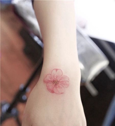 手腕粉色桃花纹身图片