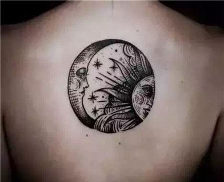 后背日月星特色组合纹身图案