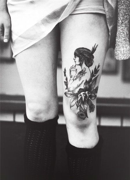 白皙大腿上祈祷的少女图案纹身