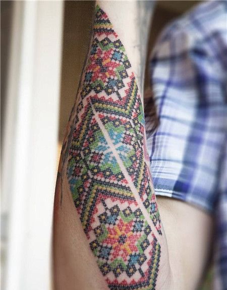 男生手臂古典刺绣纹身图案