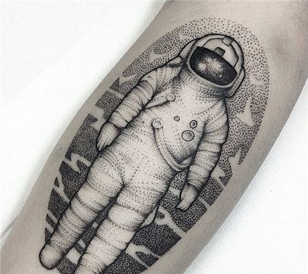 腿部宇航员图案点刺纹身